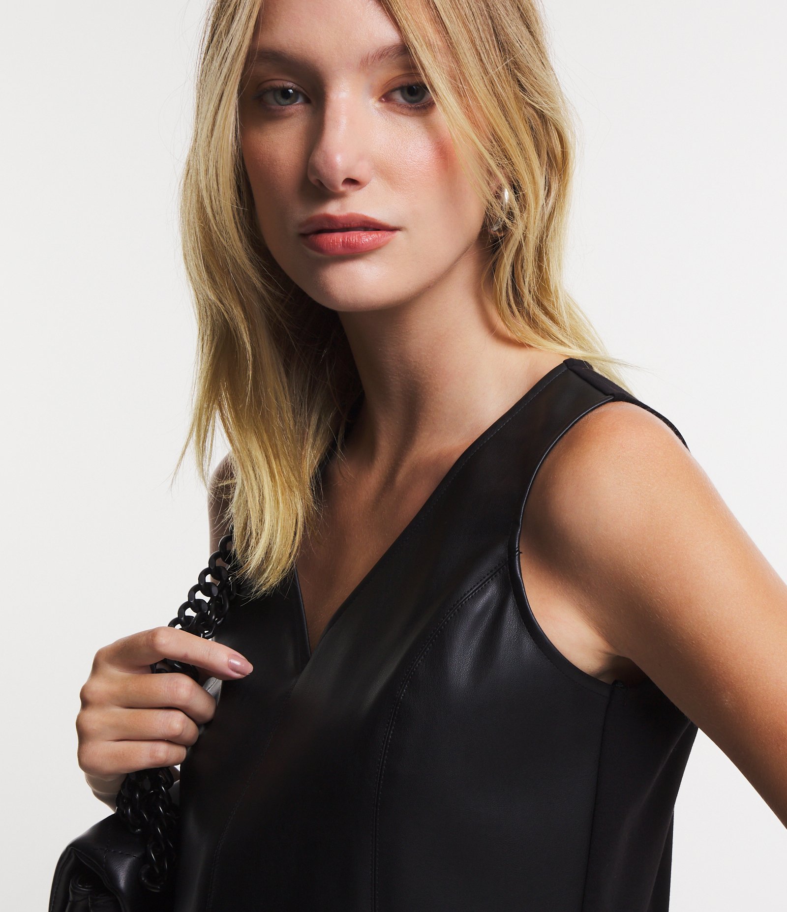 Blusa em Material Sintético e Ponto Roma com Recortes Preto 4