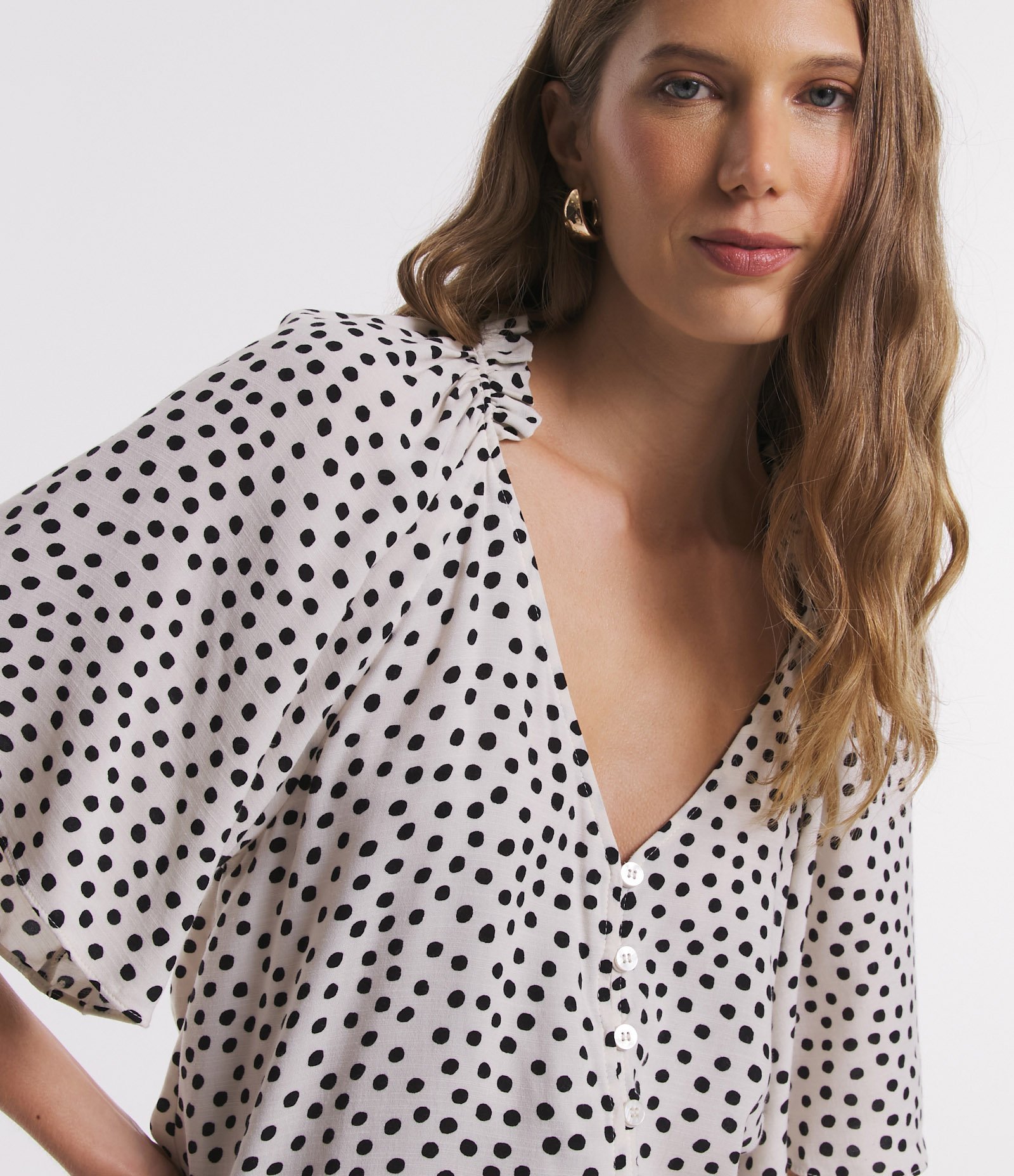 Camisa em Viscose com Decote V e Estampa Poá Branco Neve 1