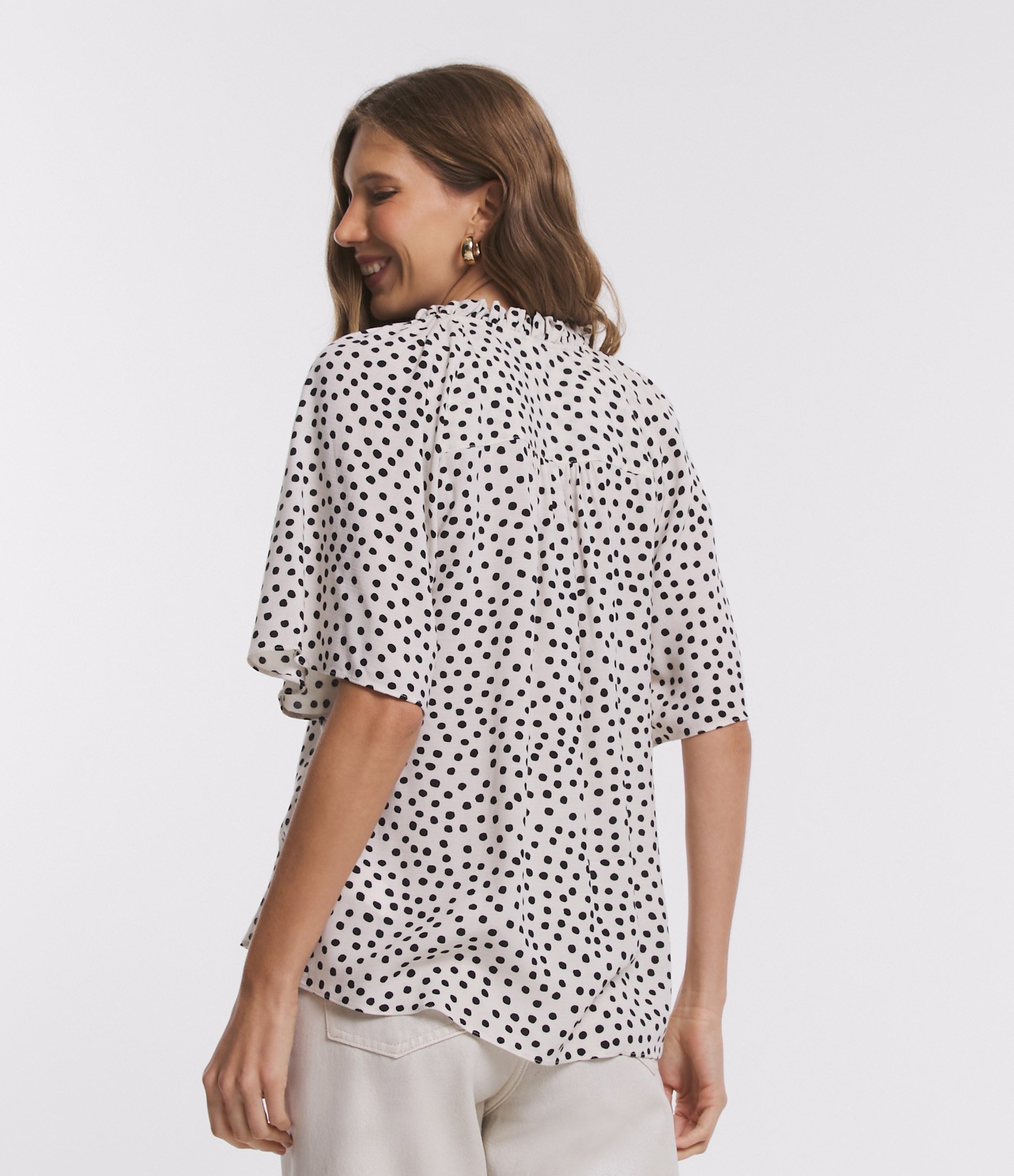 Camisa em Viscose com Decote V e Estampa Poá Branco Neve 3