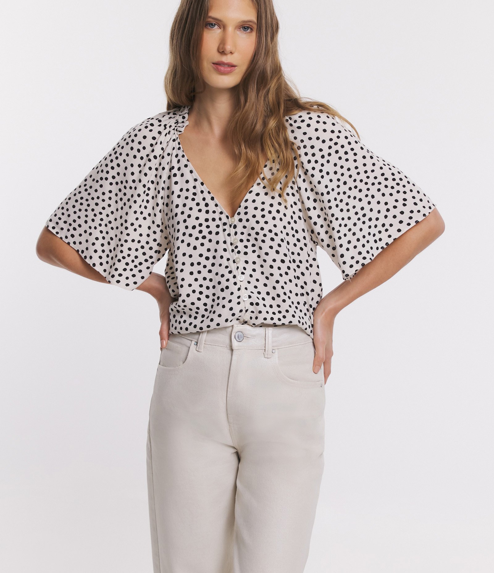 Camisa em Viscose com Decote V e Estampa Poá Branco Neve 4