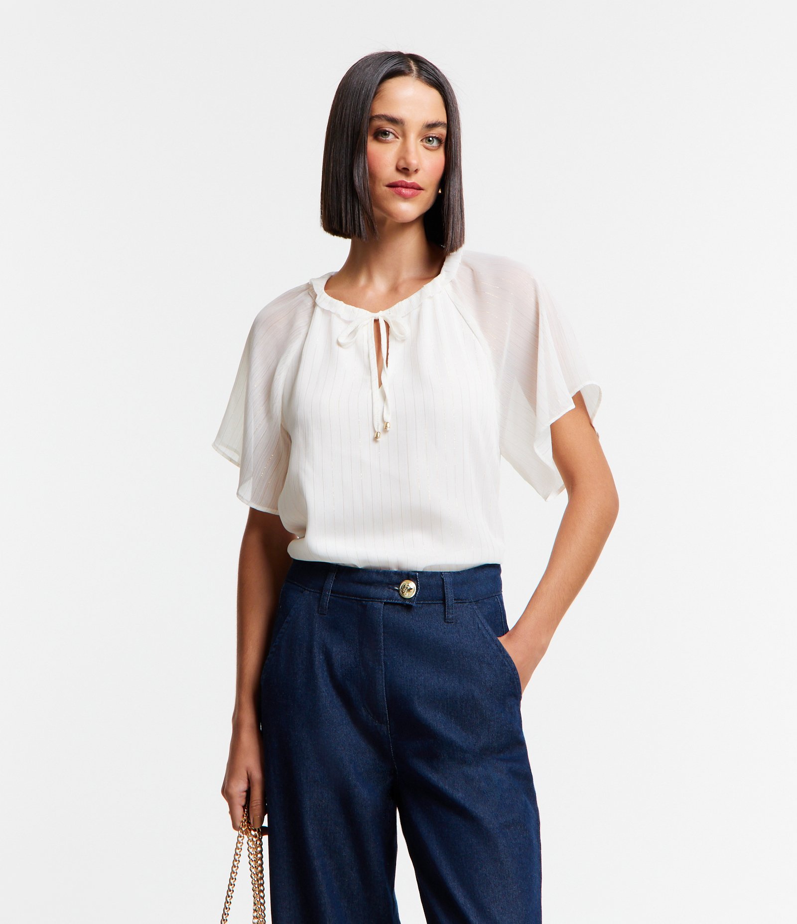 Blusa em Chiffon com Amarração na Gola e Estampa de Listras Branco Neve 2