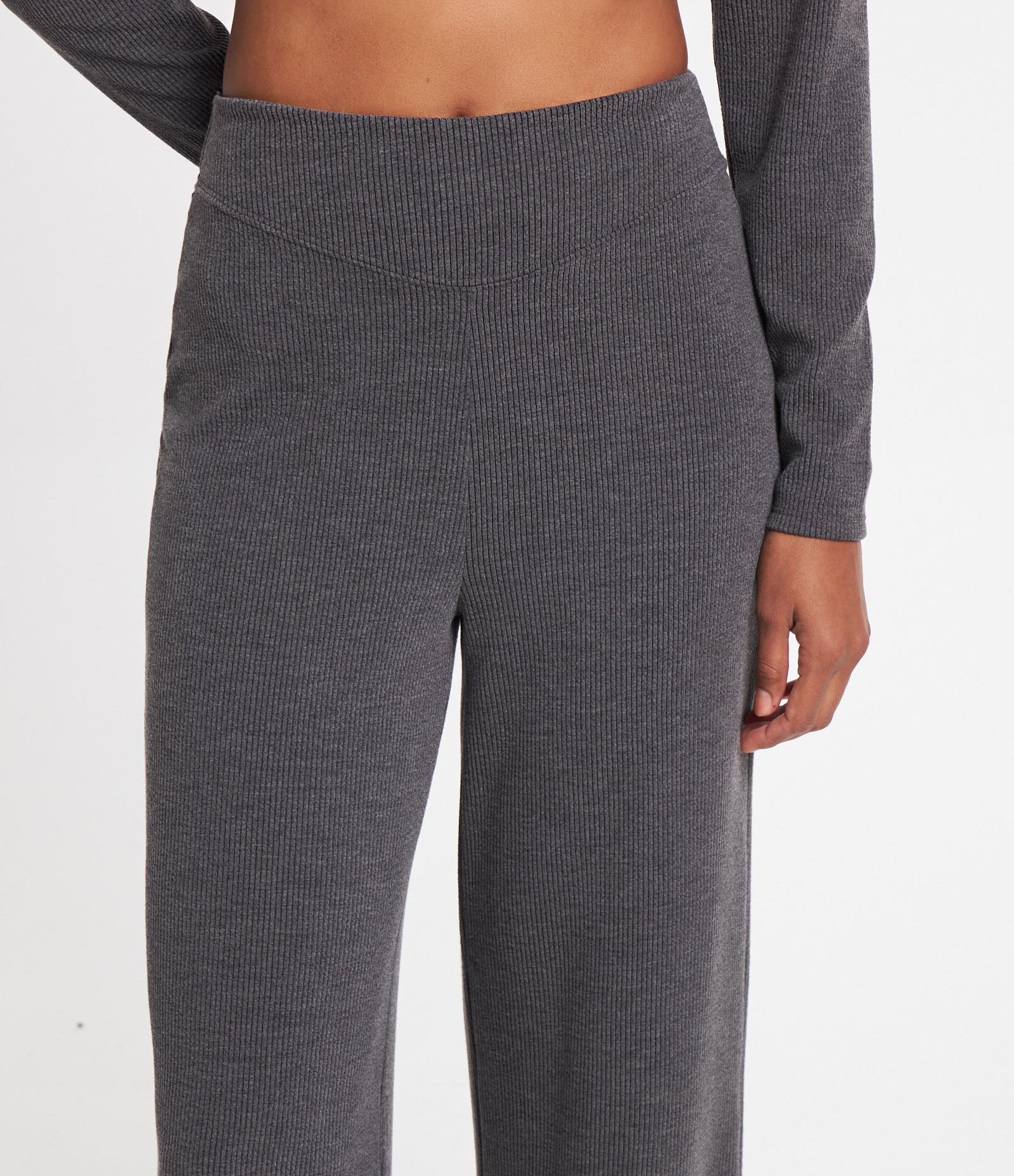 Calça Reta em Ribana com Textura Cinza 4