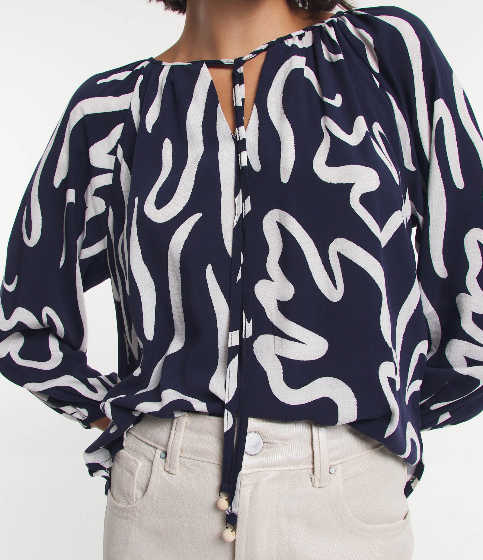 Blusa com Mix de Tecidos e Amarração na Gola com Estampa Abstrata Azul/ Branco 1