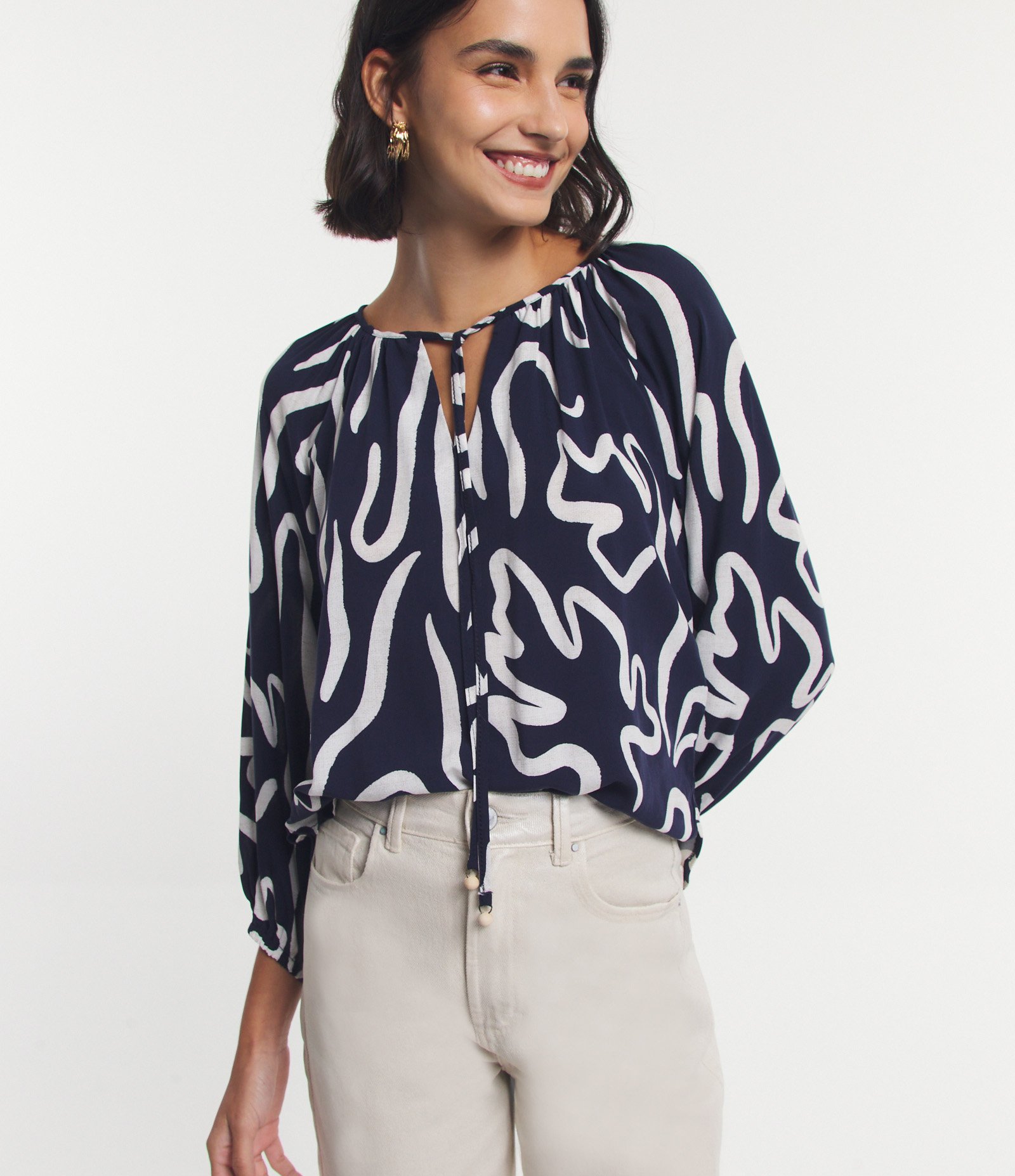 Blusa com Mix de Tecidos e Amarração na Gola com Estampa Abstrata Azul/ Branco 2