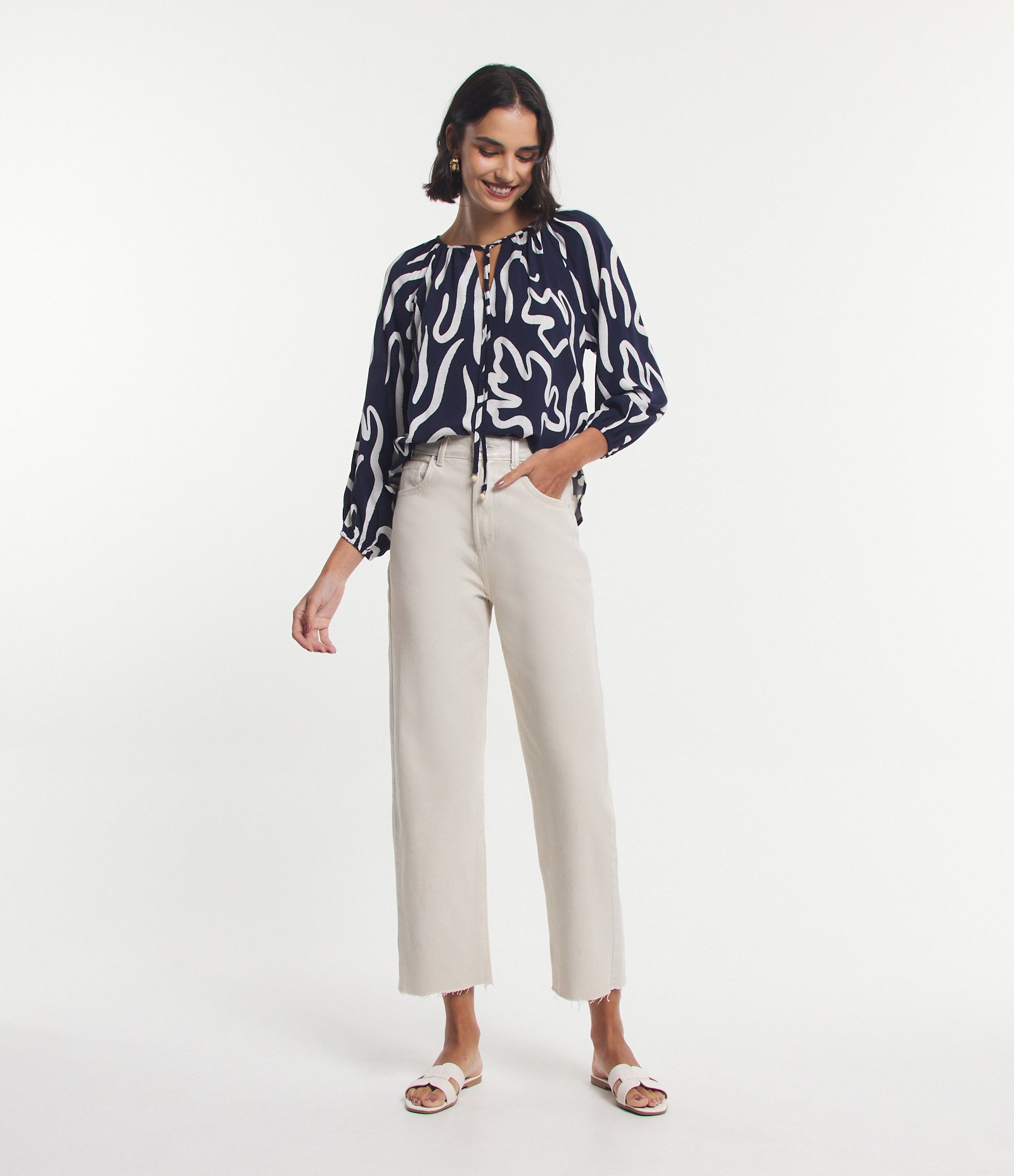 Blusa com Mix de Tecidos e Amarração na Gola com Estampa Abstrata Azul/ Branco 3