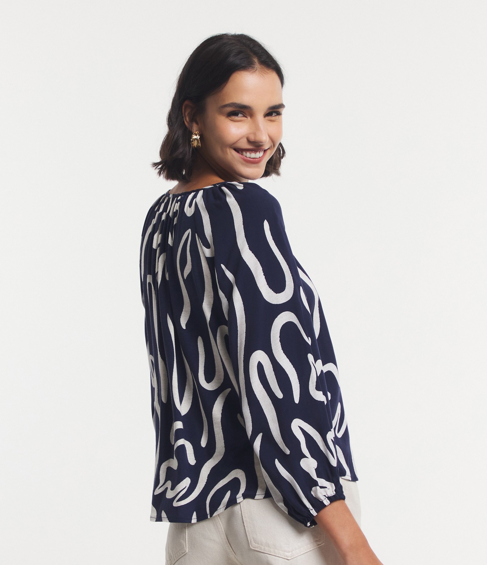Blusa com Mix de Tecidos e Amarração na Gola com Estampa Abstrata Azul/ Branco 4