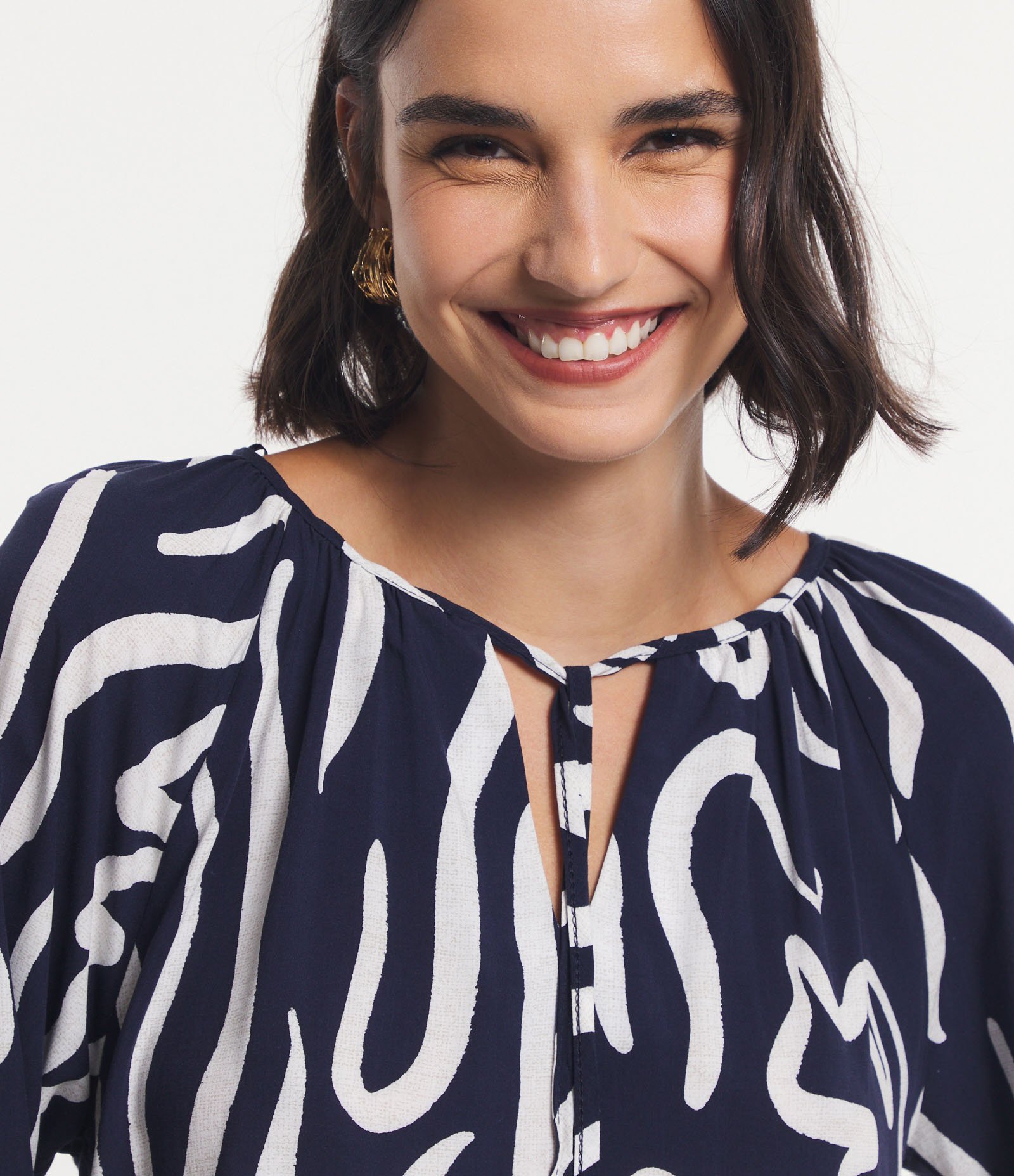 Blusa com Mix de Tecidos e Amarração na Gola com Estampa Abstrata Azul/ Branco 5