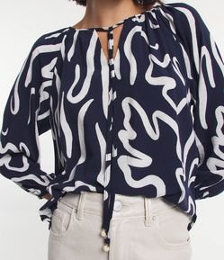 Blusa com Mix de Tecidos e Amarração na Gola com Estampa Abstrata