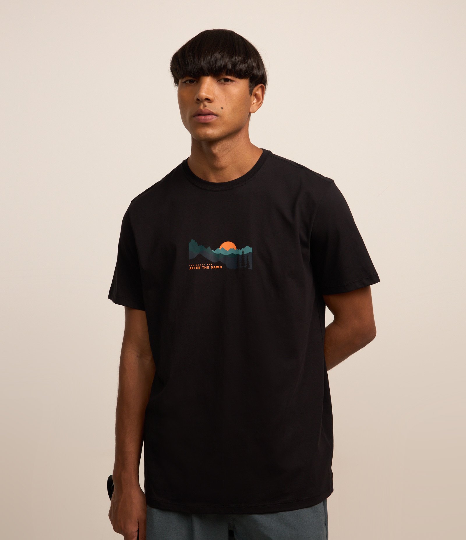 Camiseta Comfort em Algodão Peruano e Estampa Montanha Preto 1