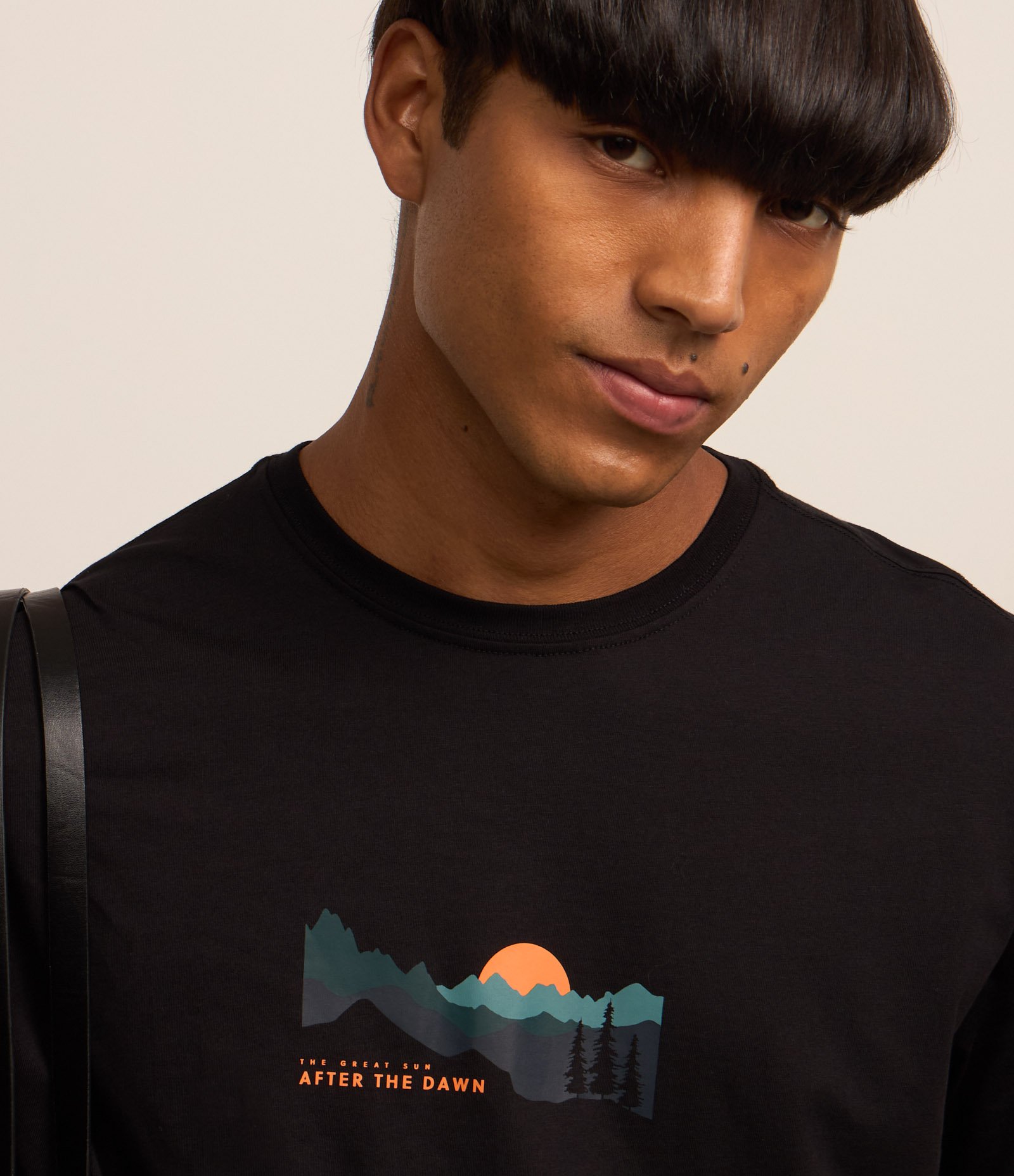 Camiseta Comfort em Algodão Peruano e Estampa Montanha Preto 3