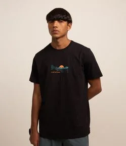 Camiseta Comfort em Algodão Peruano e Estampa Montanha