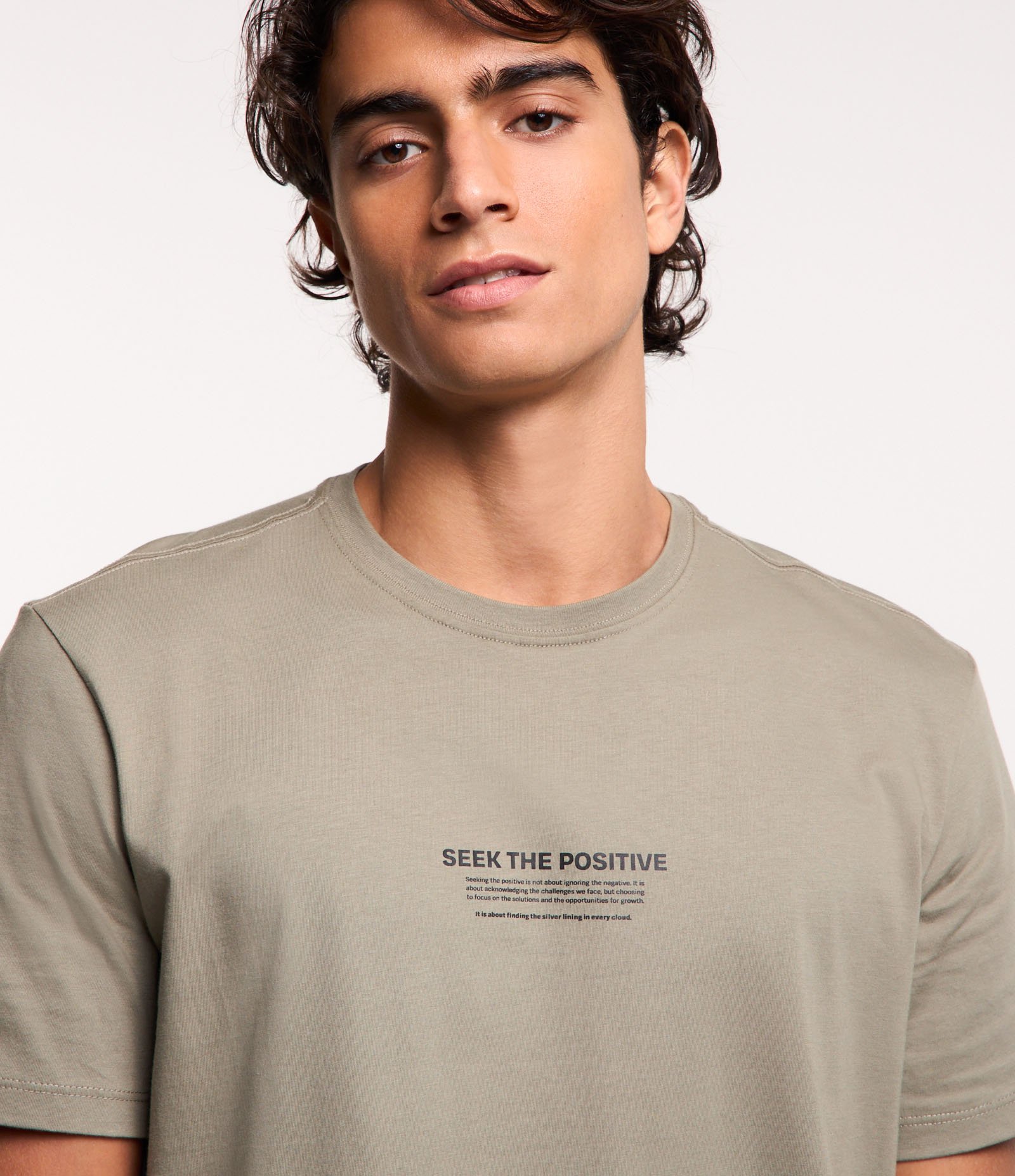 Camiseta Comfort em Algodão Peruano e Lettering Seek the Positive Verde 4