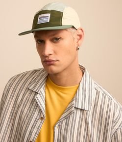 Boné 5 Panel em Microfibra com Recortes e Etiqueta Frontal