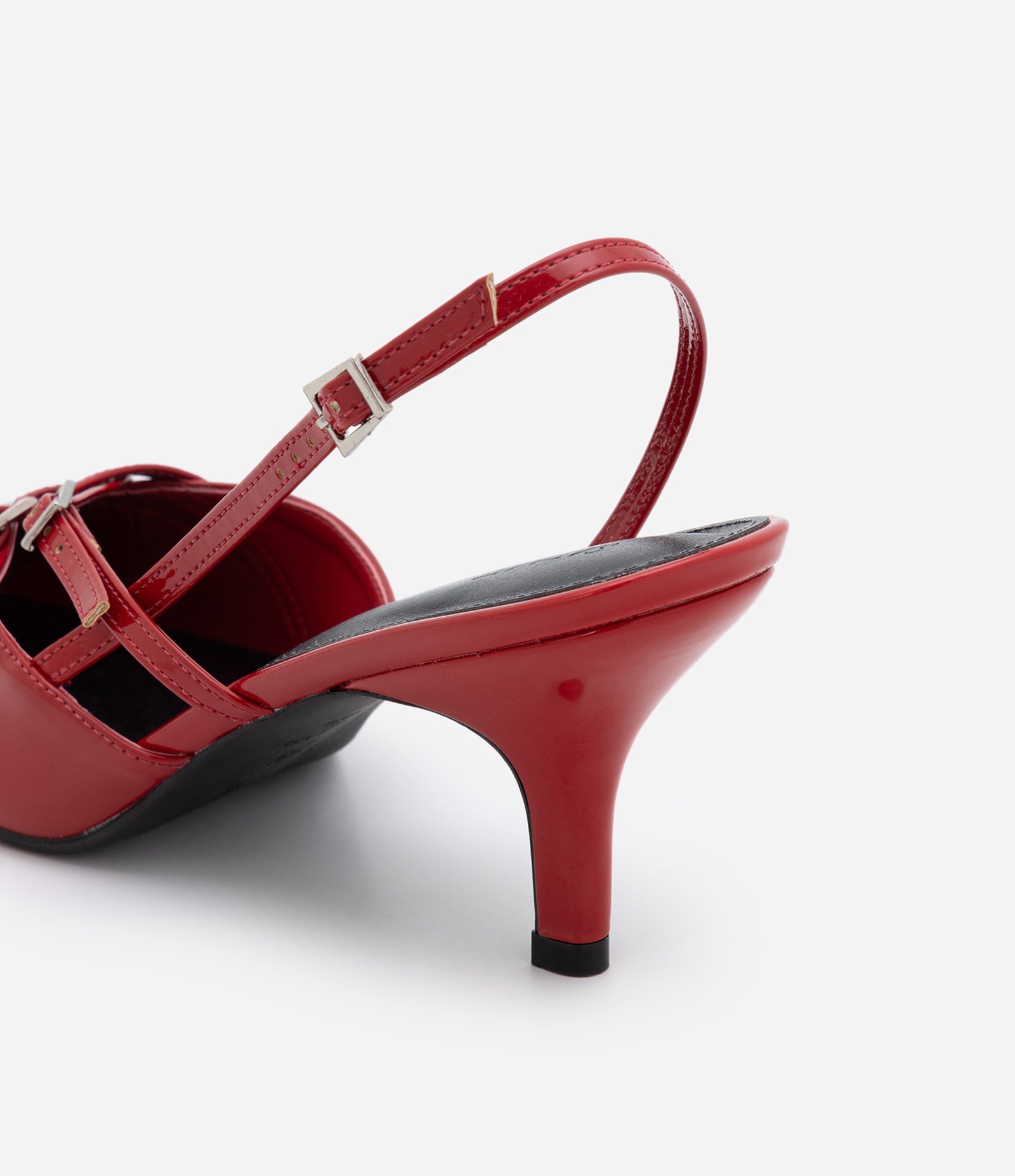 Sapato Scarpin Slingback com Fivelas e Bico Fino Vermelho 3