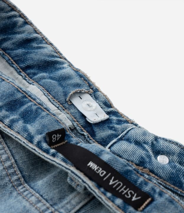 Bermuda Jeans com Lavanderia Dirty e Barra Rasgada Curve & Plus Size Azul 9
