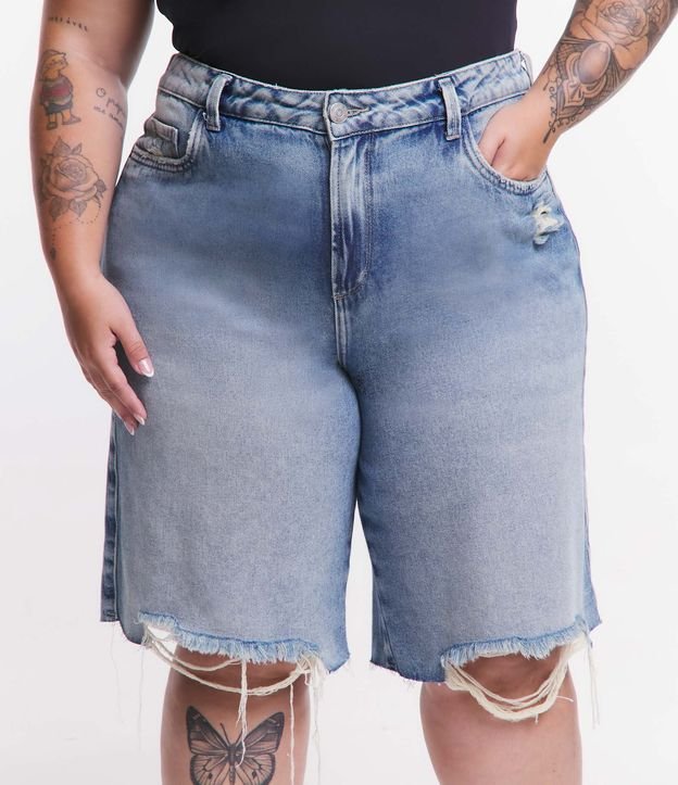 Bermuda Jeans com Lavagem Dirty e Barra Rasgada Curve & Plus Size Azul 3