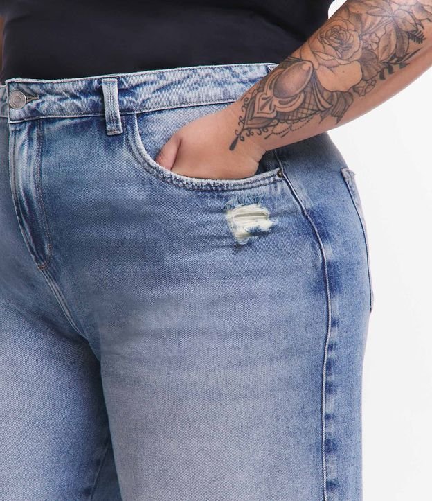 Bermuda Jeans com Lavagem Dirty e Barra Rasgada Curve & Plus Size Azul 5