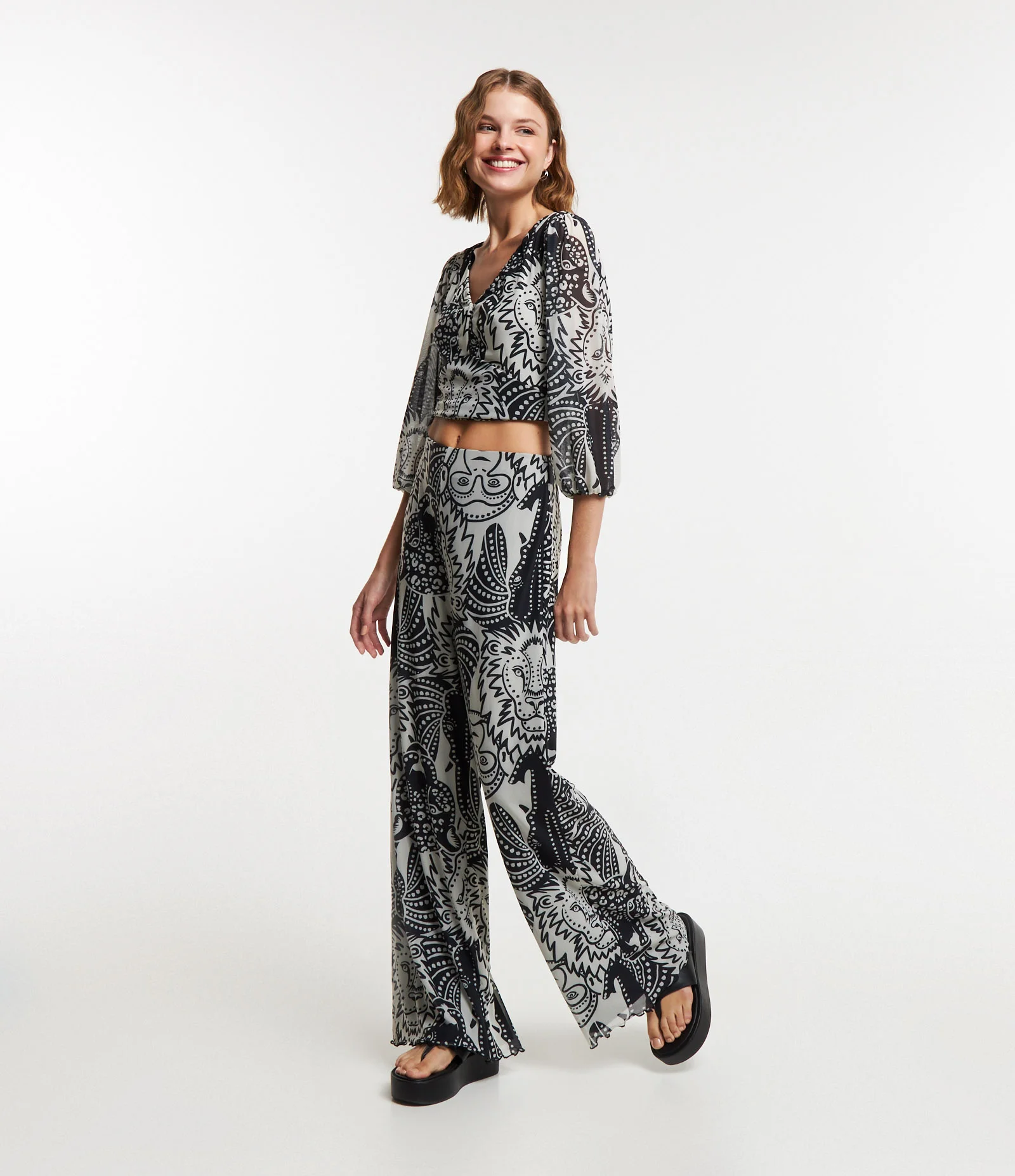 Calça Pantalona em Tule com Estampa de Animais Preto/Branco 1