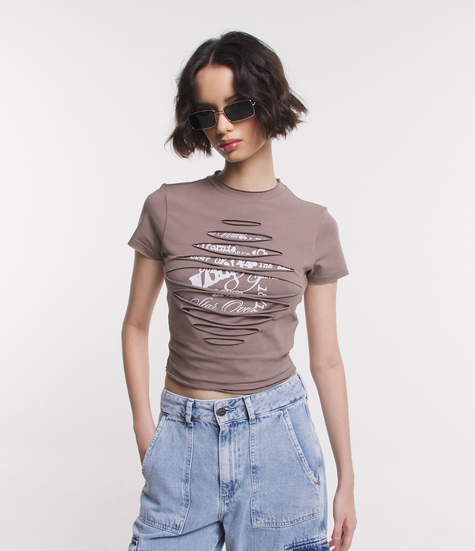 Blusa Manga Curta em Meia Malha com Rasgos e Lettering Marrom 1