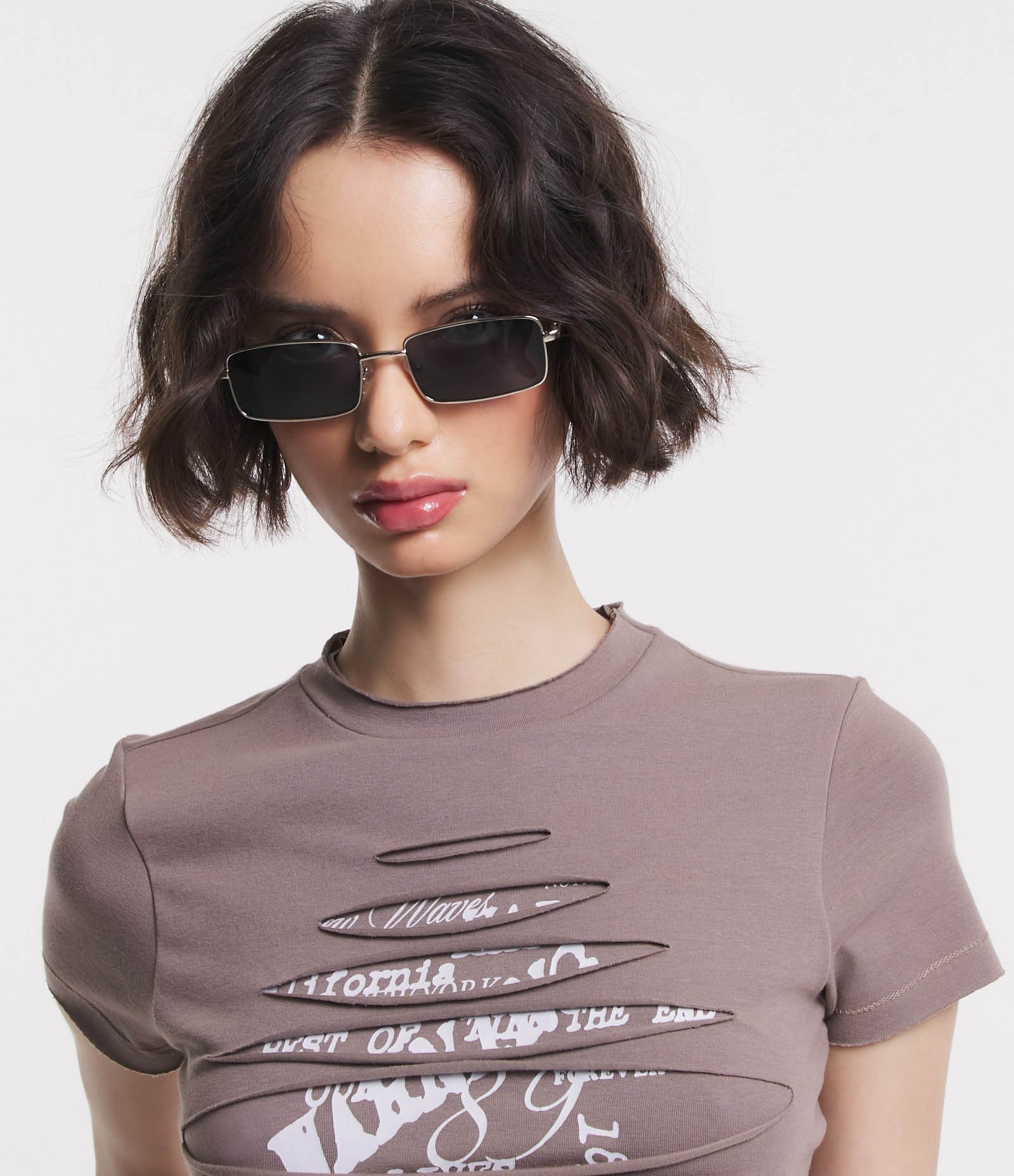 Blusa Manga Curta em Meia Malha com Rasgos e Lettering Marrom 4