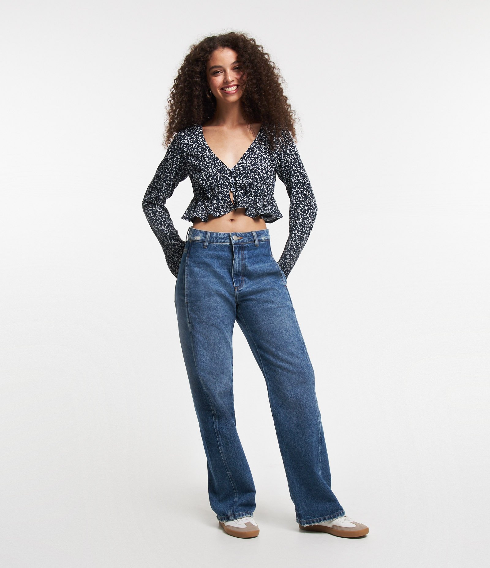 Blusa Cropped em Viscose Floral Liberty e Botões Frontais Azul 2