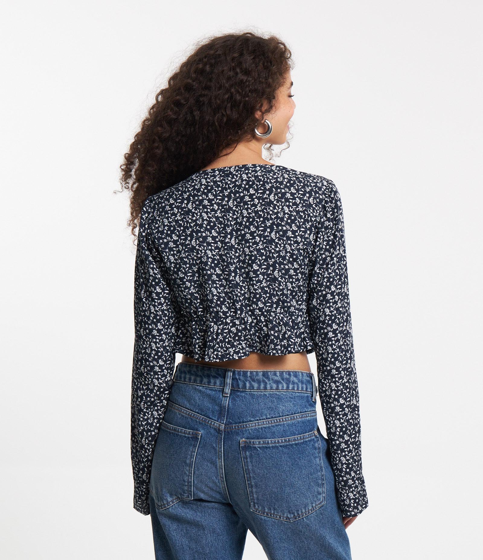 Blusa Cropped em Viscose Floral Liberty e Botões Frontais Azul 3