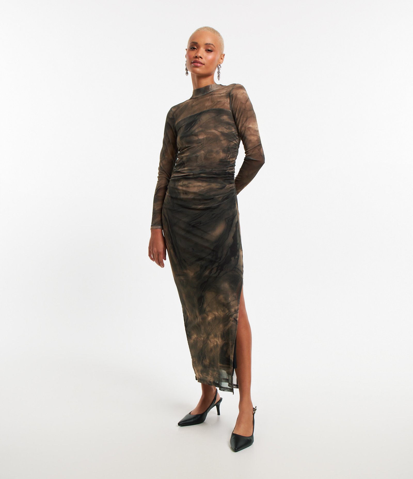 Vestido New Midi em Tule com Estampa Abstrata e Franzidos Laterais Marrom 1