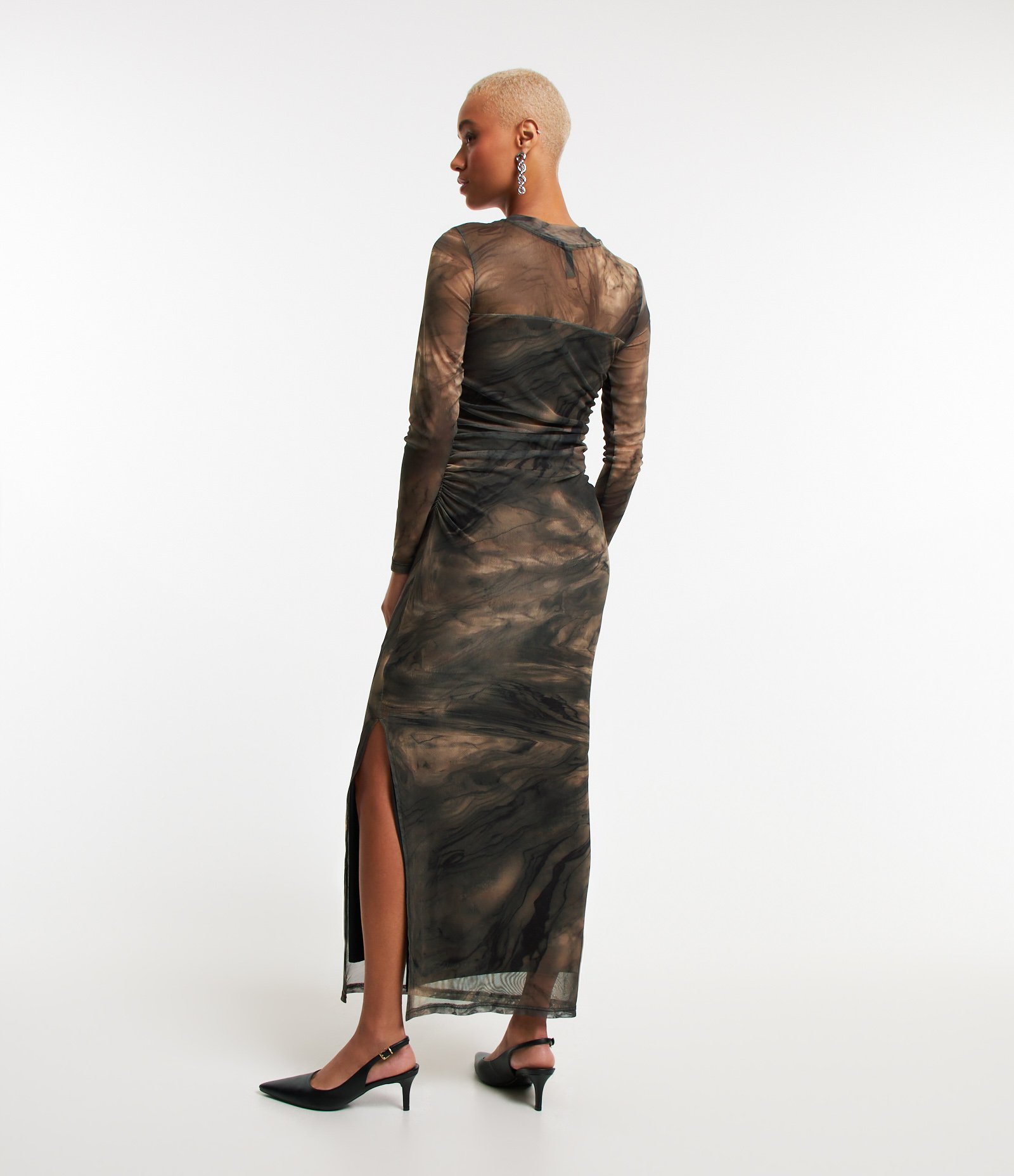 Vestido New Midi em Tule com Estampa Abstrata e Franzidos Laterais Marrom 4