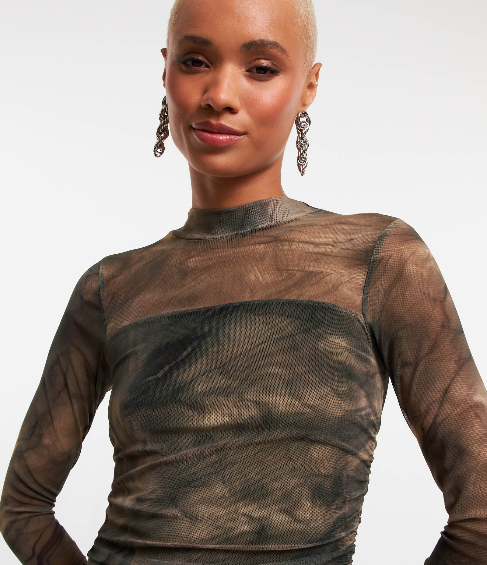 Vestido New Midi em Tule com Estampa Abstrata e Franzidos Laterais Marrom 5