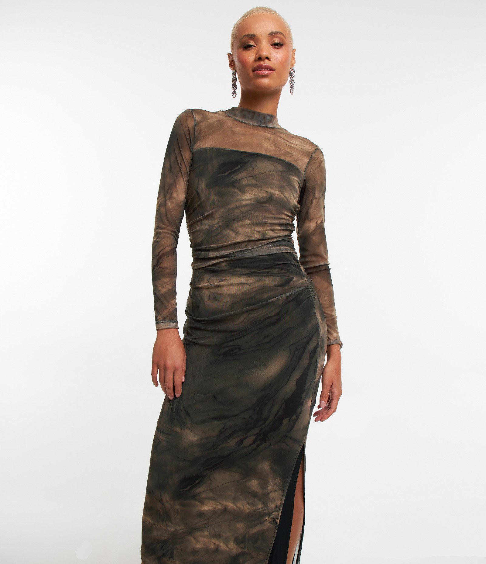 Vestido New Midi em Tule com Estampa Abstrata e Franzidos Laterais Marrom 6