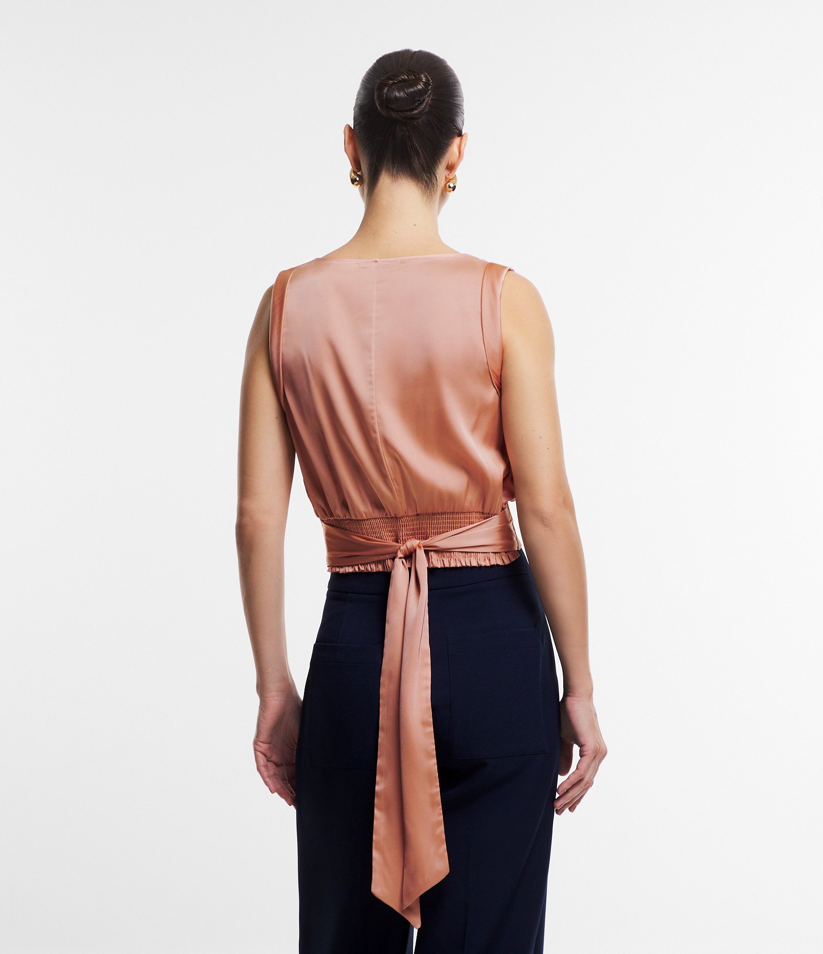 Blusa sem Manga em Crepe com Gola Degagê e Amarração na Barra Rosa 5