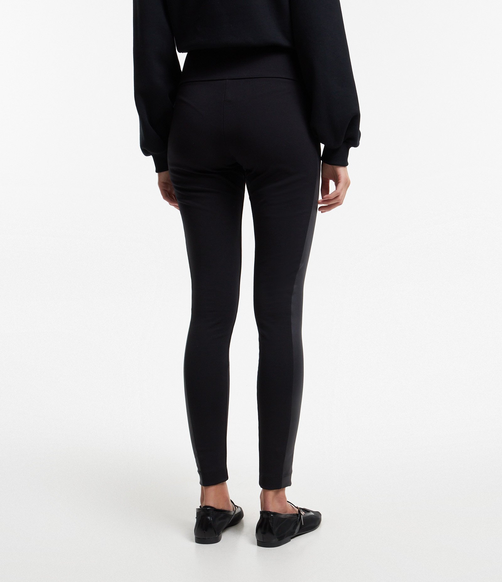 Calça Legging em Ponto Roma com Detalhe Lateral em Cirre Preto 3