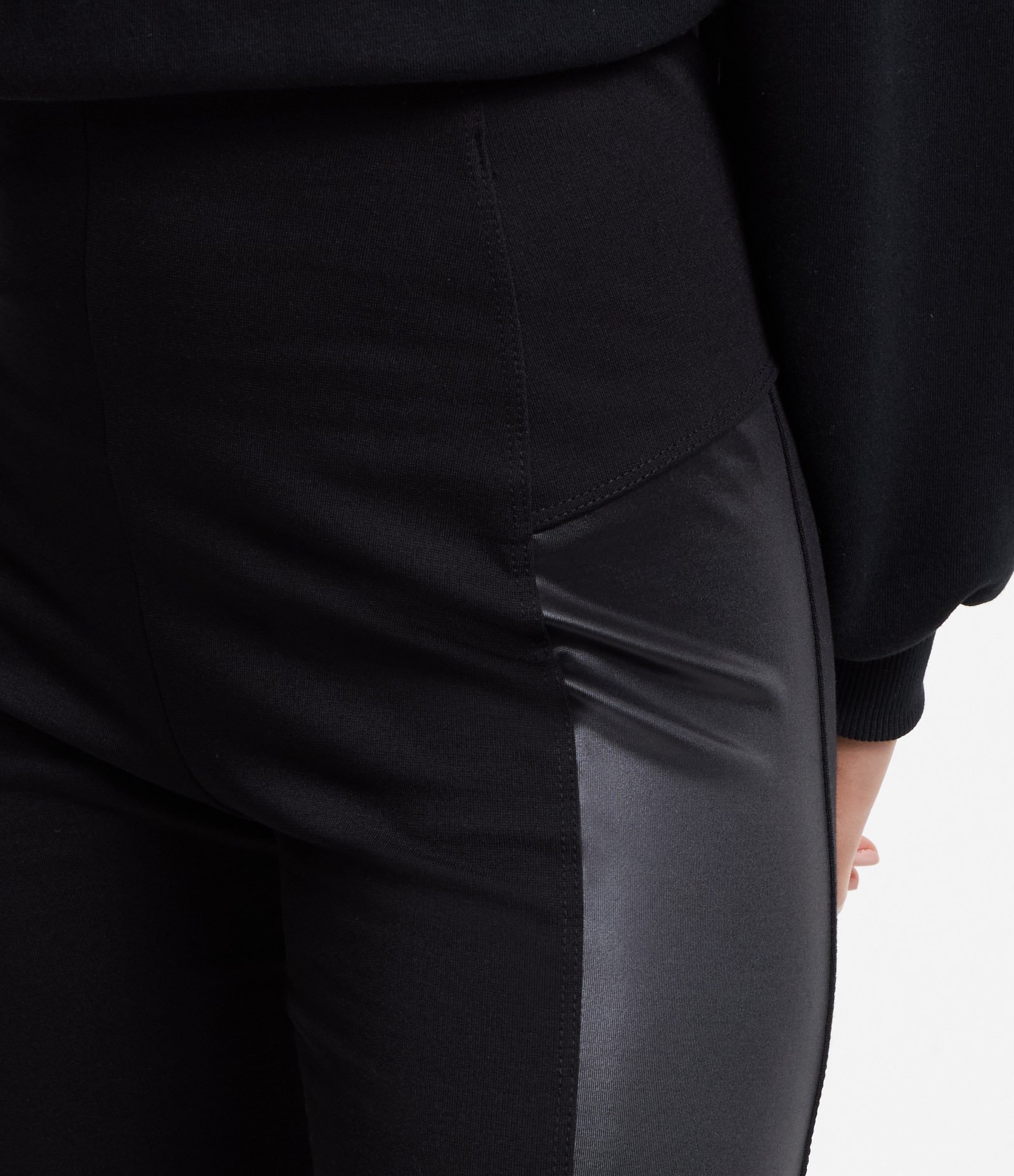 Calça Legging em Ponto Roma com Detalhe Lateral em Cirre Preto 4