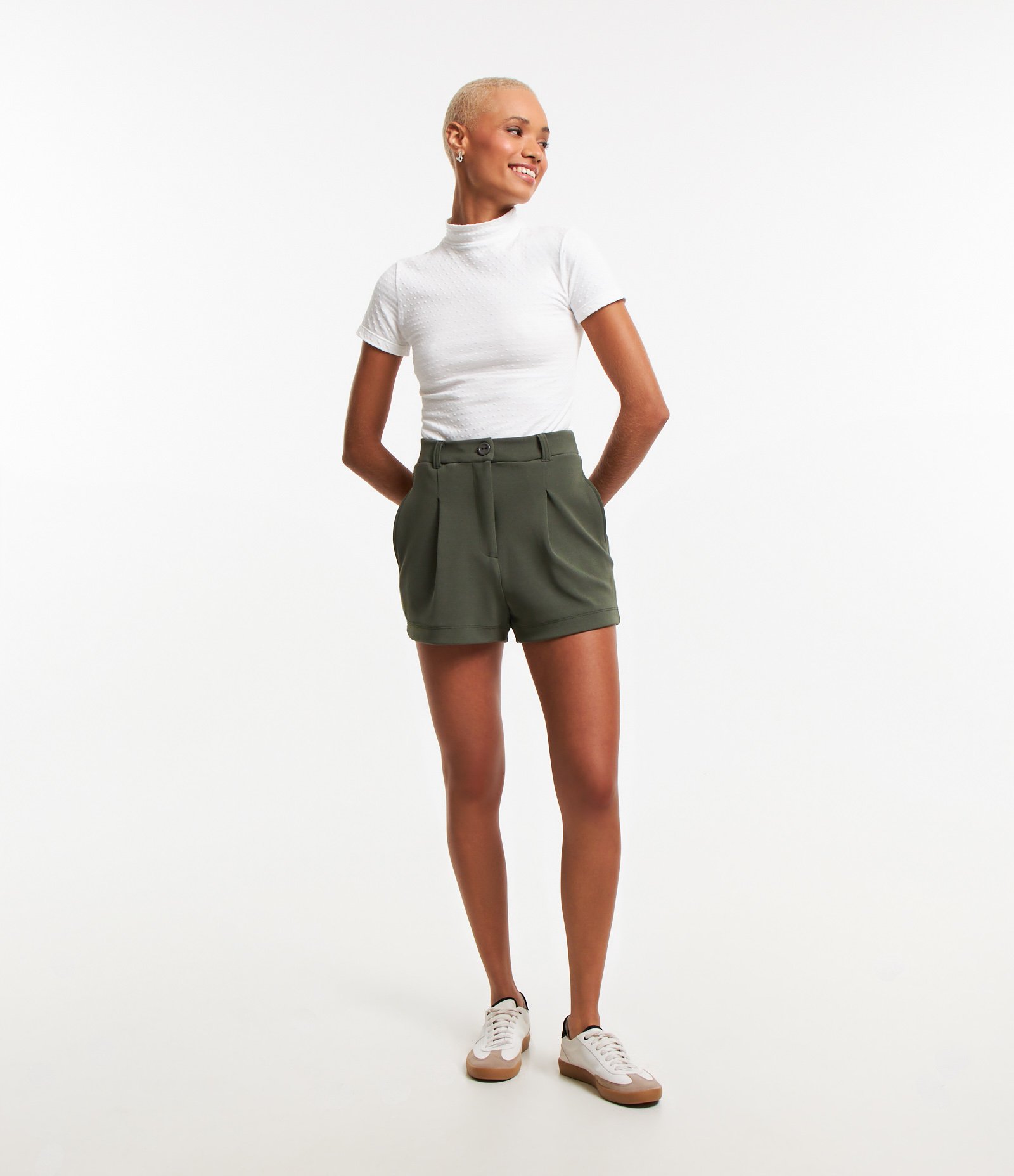 Short em Crepe Alfaiatado com Pregas e Passantes Verde 1