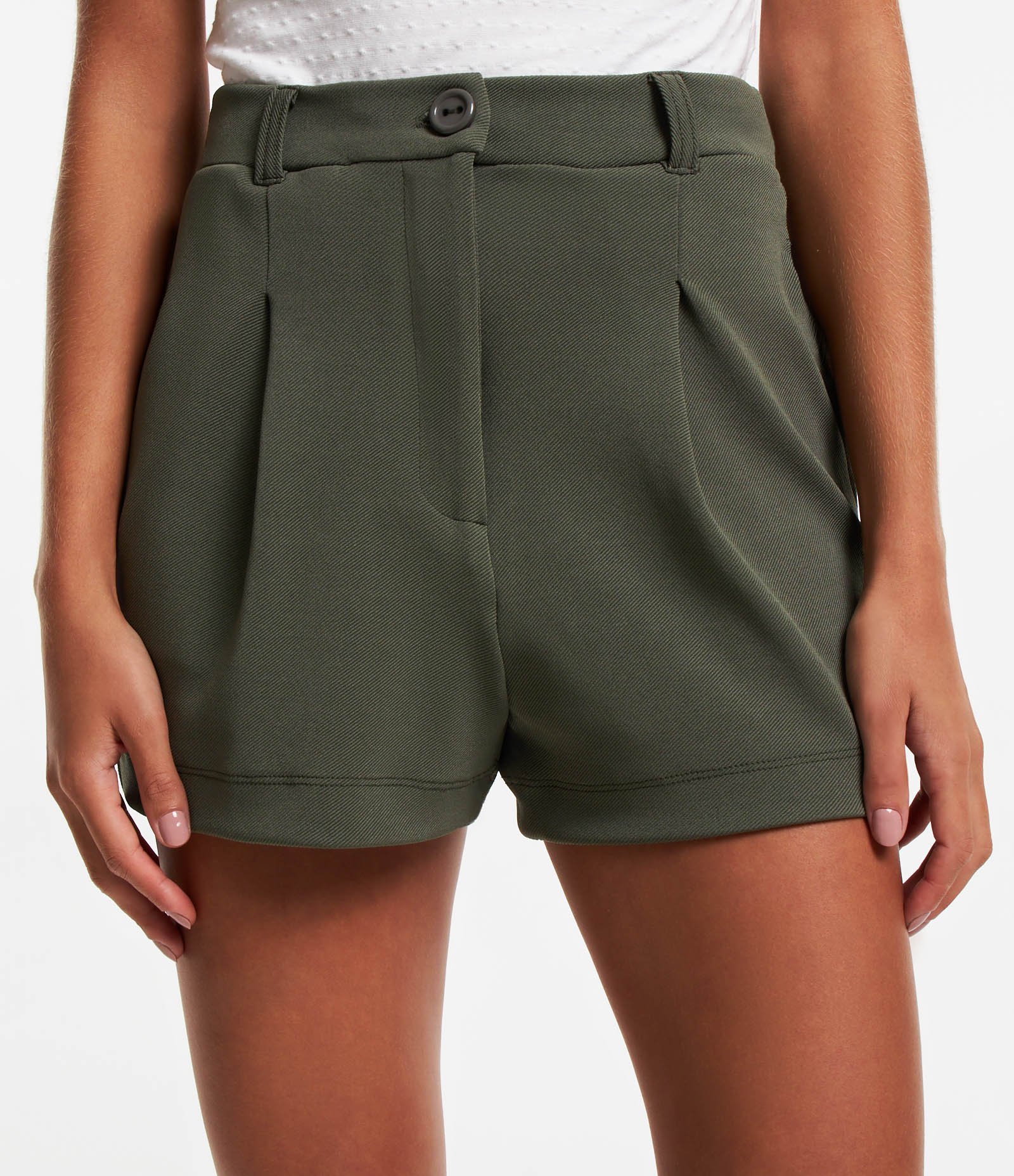 Short em Crepe Alfaiatado com Pregas e Passantes Verde 2