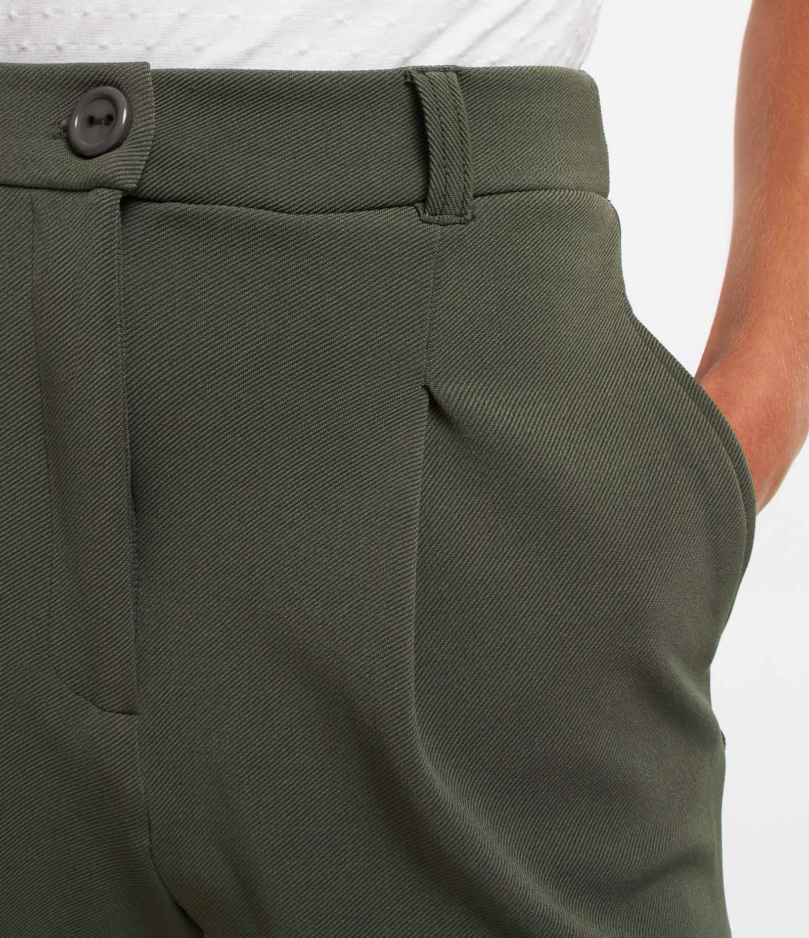 Short em Crepe Alfaiatado com Pregas e Passantes Verde 4