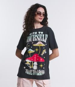 Camiseta Manga Curta em Meia Malha com Cogumelos Estampados
