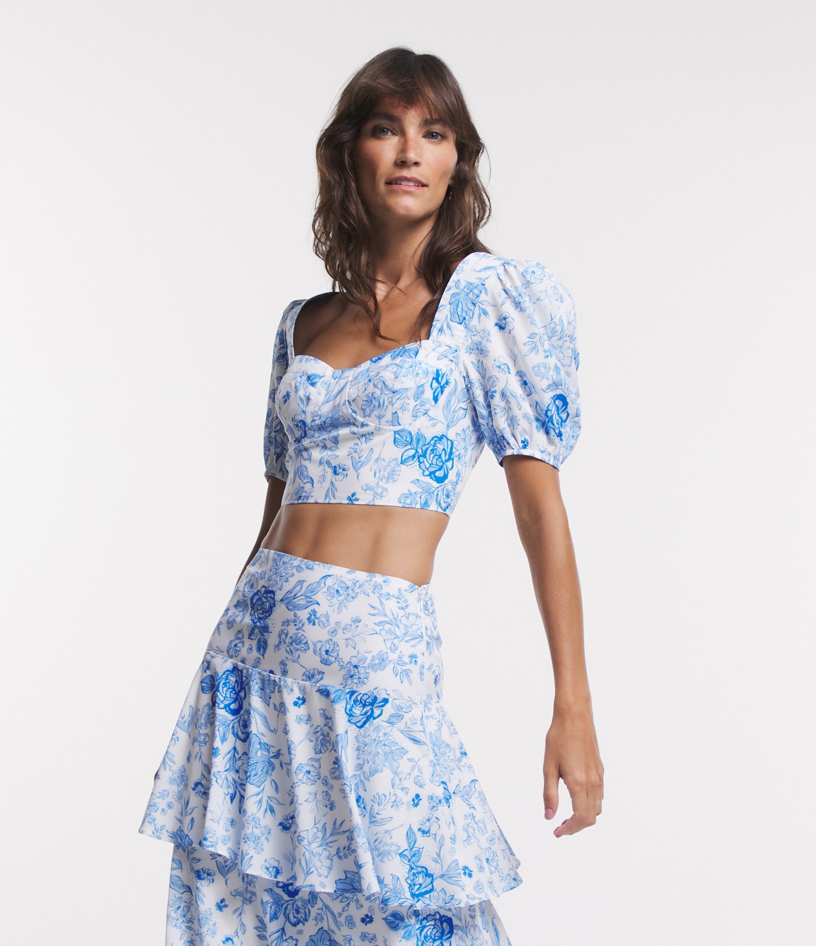 Blusa Cropped em Crepe com Decote Coração e Estampa Floral Branco/ Azul 1