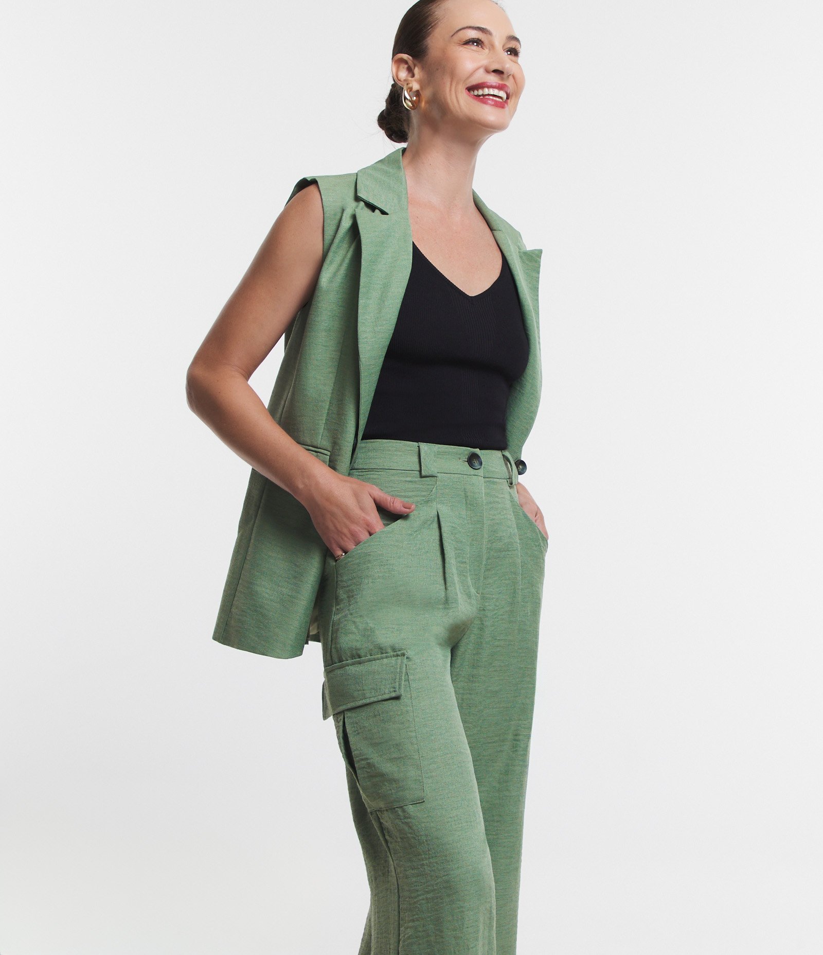 Calça Wide Leg Alfaiatada com Bolsos Laterais e Pregas Verde 1