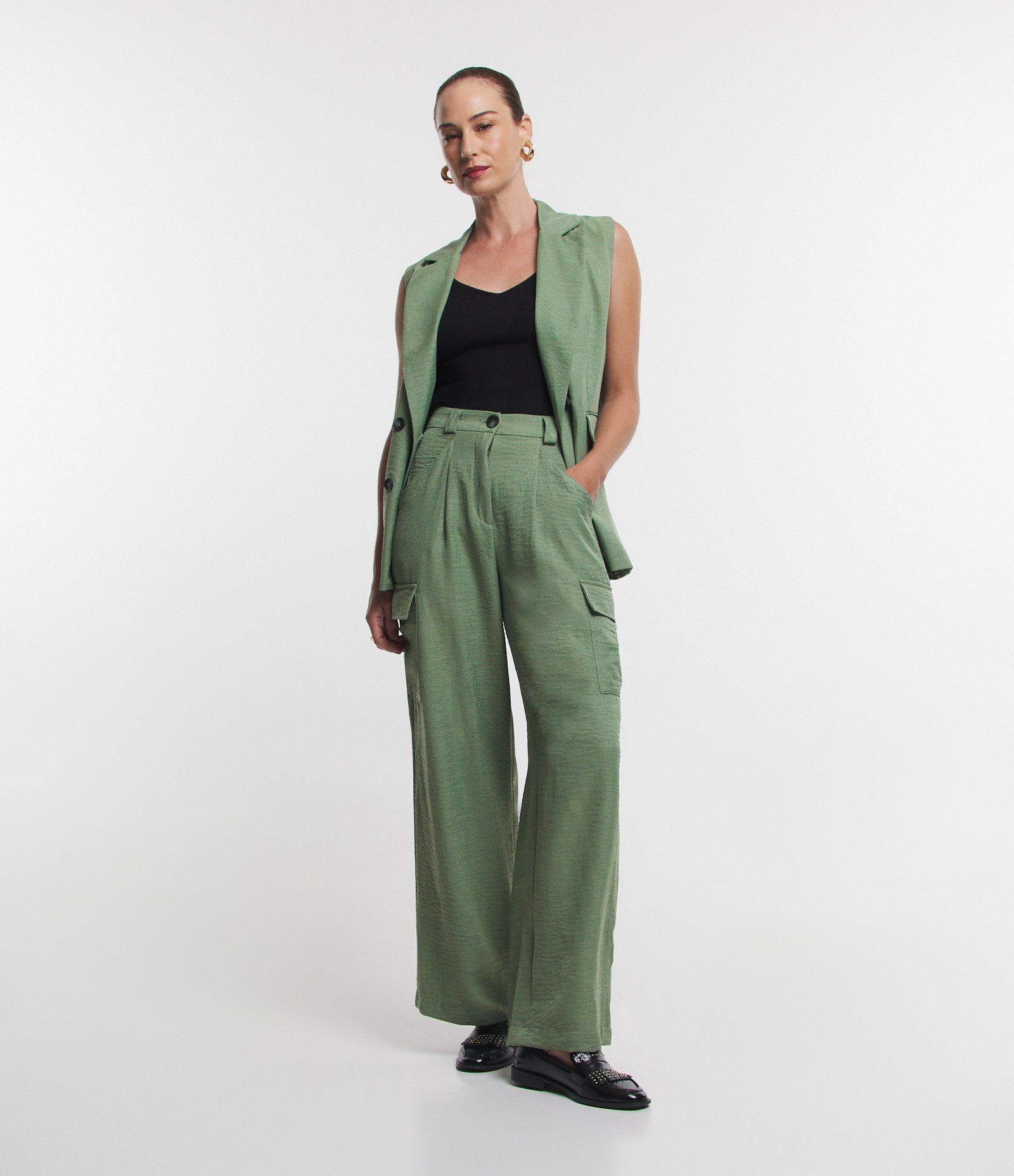 Calça Wide Leg Alfaiatada com Bolsos Laterais e Pregas Verde 2