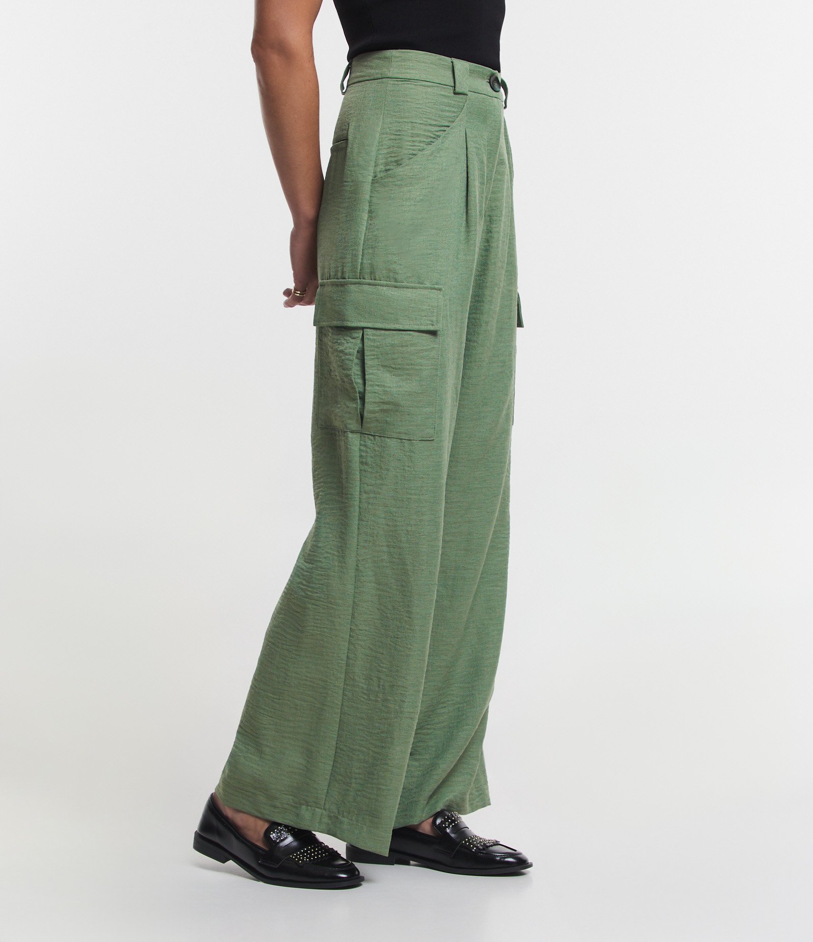 Calça Wide Leg Alfaiatada com Bolsos Laterais e Pregas Verde 3