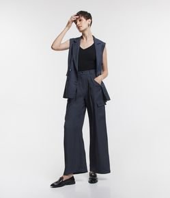 Calça Wide Leg Alfaiatada com Bolsos Laterais e Pregas