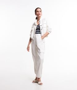 Calça Cargo em Liocel com Bolsos Laterais e Barra Ajustável