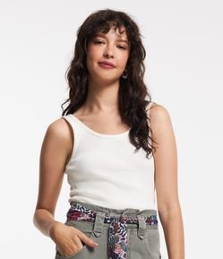 Regata Básica em Tricô com Textura e Decote U