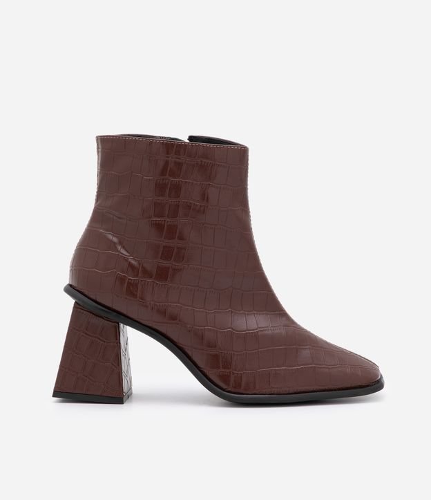 Bota Cano Médio com Salto e Bico Quadrado e Textura Croco