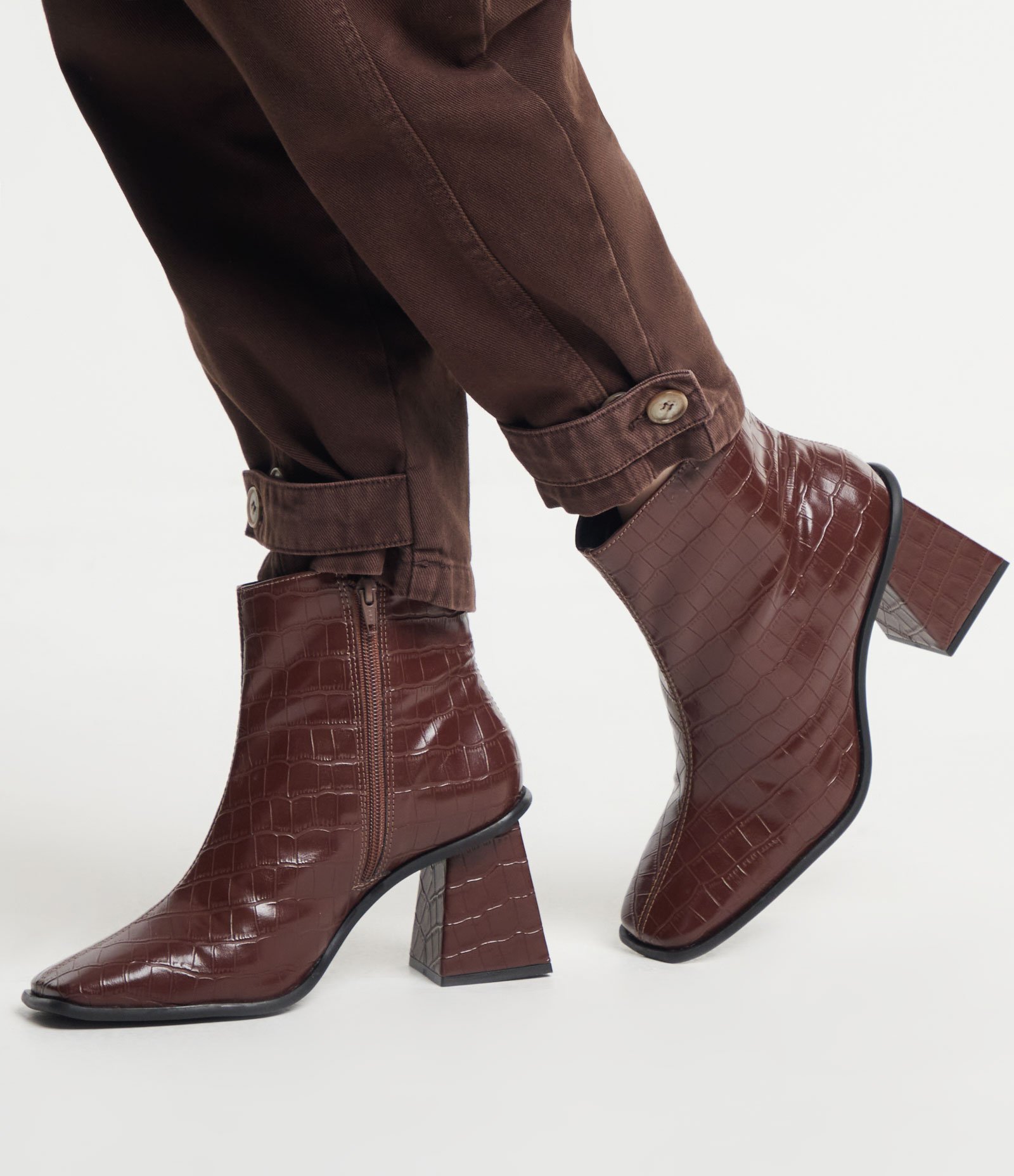 Bota Cano Baixo com Salto e Bico Quadrado e Textura Croco Marrom Pinhão 6