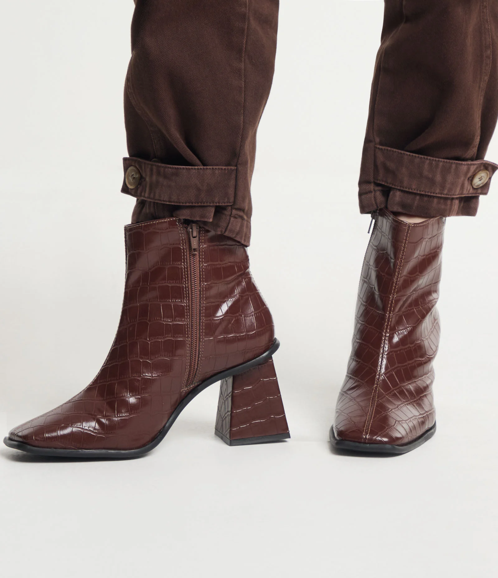 Bota Cano Baixo com Salto e Bico Quadrado e Textura Croco Marrom Pinhão 2