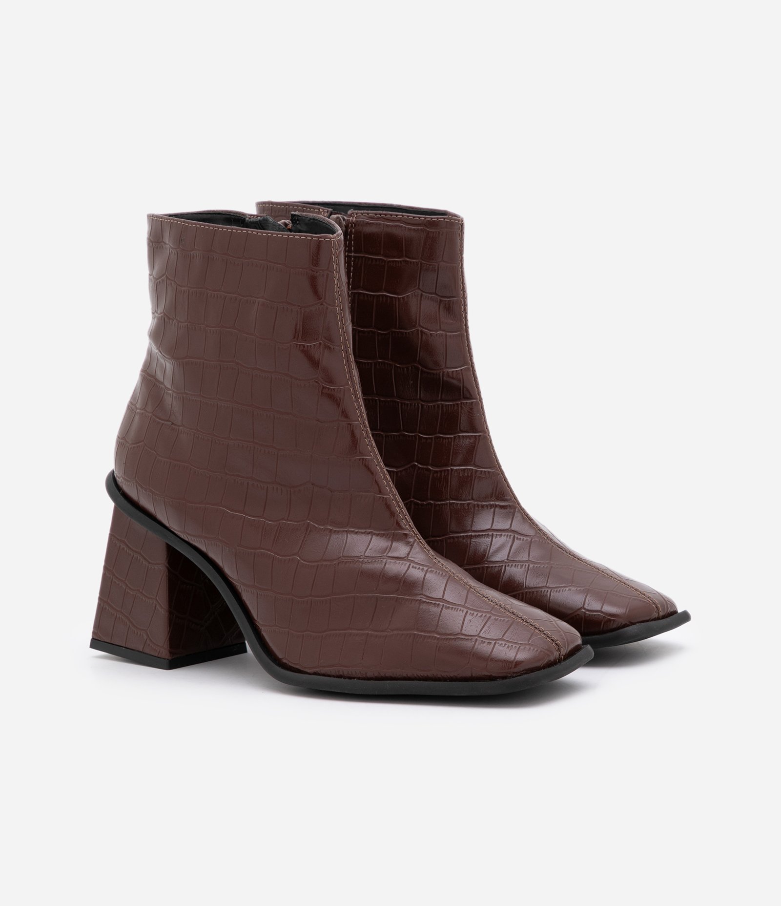 Bota Cano Baixo com Salto e Bico Quadrado e Textura Croco Marrom Pinhão 3