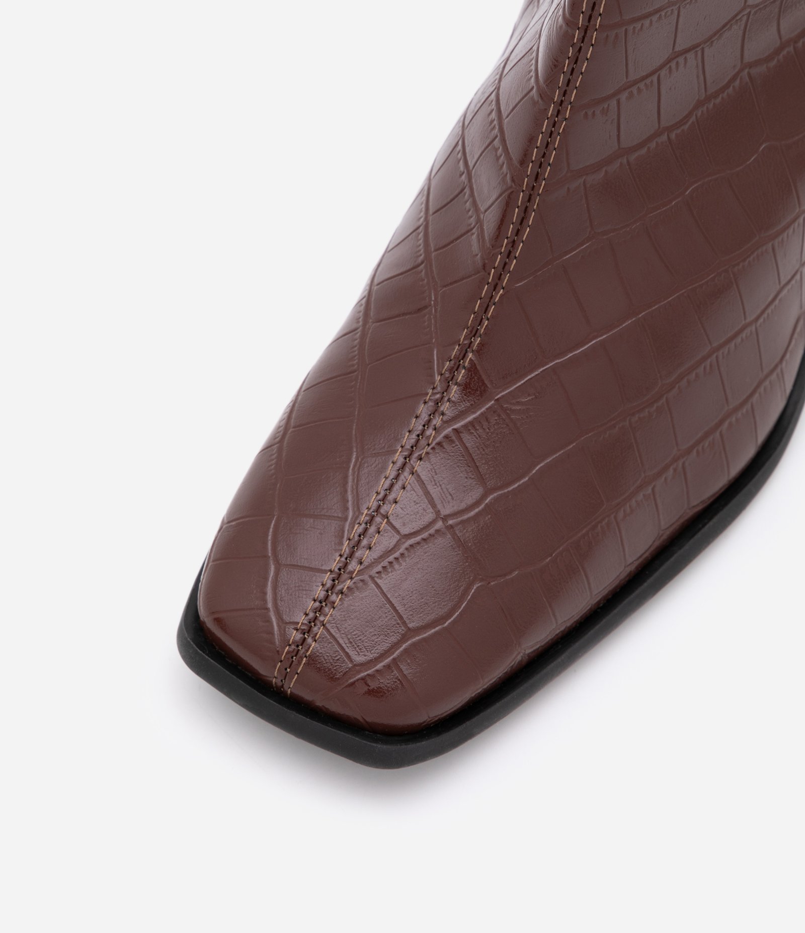 Bota Cano Baixo com Salto e Bico Quadrado e Textura Croco Marrom Pinhão 4