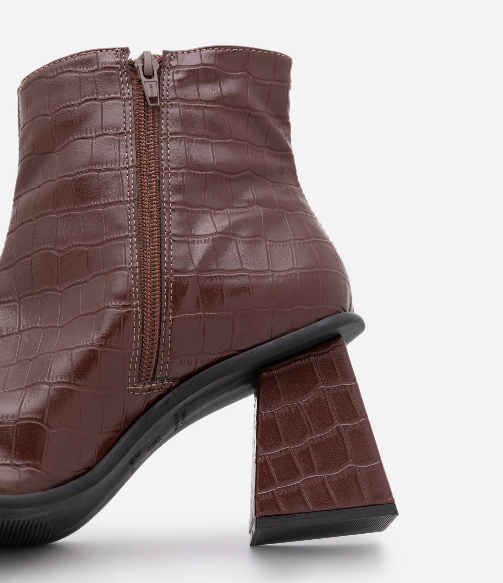 Bota Cano Baixo com Salto e Bico Quadrado e Textura Croco Marrom Pinhão 5